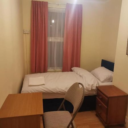 Single Bedroom Near London Seven Kings Train Station Ilford Eksteriør billede